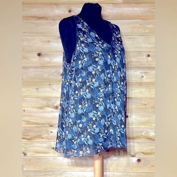 Cabi Sleeveless Blouse - Picture 2 of 12